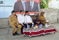 Menteri Desa PDTT Yandri Susanto didampingi Bupati Lamongan Yuhronur Efendi saat kunjungan saba desa di Koperasi Desa Merah Putih Plosowahyu, Lamongan. Foto Dok Ho/RadarBangsa.co.id