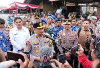 Kapolda Kalbar Irjen Pol Dr. Pipit Rismanto memimpin Apel Gelar Pasukan Operasi Lilin Kapuas 2025 di Mapolda Kalbar, Jumat (19/12/2025). Foto Dok Ho/RadarBangsa.co.id