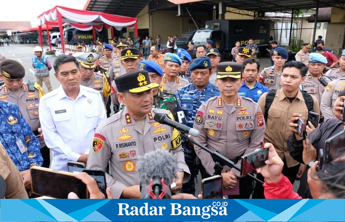Kapolda Kalbar Irjen Pol Dr. Pipit Rismanto memimpin Apel Gelar Pasukan Operasi Lilin Kapuas 2025 di Mapolda Kalbar, Jumat (19/12/2025). Foto Dok Ho/RadarBangsa.co.id