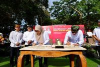 Bupati Banyuwangi Ipuk Fiestiandani menandatangani MoU dengan PT Taspen untuk jaminan hari tua PPPK, Minggu (28/12/2025). Foto Dok Ho/RadarBangsa.co.id
