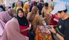 Warga antre membeli kebutuhan pokok pada pasar murah yang digelar Disperindag Kabupaten Pasuruan. Foto Dok Ho/RadarBangsa.co.id