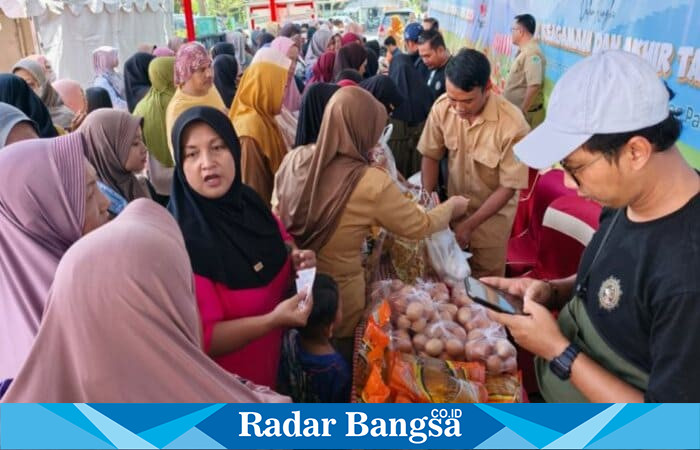 Warga antre membeli kebutuhan pokok pada pasar murah yang digelar Disperindag Kabupaten Pasuruan. Foto Dok Ho/RadarBangsa.co.id