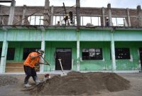Petugas melakukan pengecekan progres rehabilitasi ruang kelas di salah satu SD di Kabupaten Pasuruan. (Foto Dok Ho/RadarBangsa.co.id)