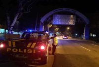 Petugas Polsek Tikung melakukan patroli Blue Light di kawasan perbatasan Kecamatan Tikung untuk menjaga situasi kamtibmas tetap kondusif. (Foto Dok Ho/RadarBangsa.co.id)