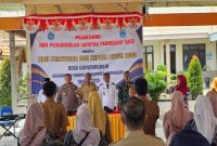 Kepala Desa Guminingrejo melantik dan mengambil sumpah dua perangkat desa baru di Balai Desa Guminingrejo, Senin (15/12/2025). (Foto Dok Ho/RadarBangsa.co.id)