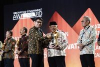 Bupati Malang Drs. H. M. Sanusi, M.M., menerima penghargaan Kabupaten Terinovatif 2025 dari Kemendagri (Foto Dok Ho/RadarBangsa.co.id)