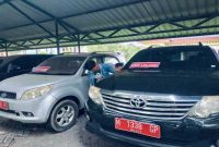 Petugas melakukan pengecekan akhir barang lelang Pemkab Bangkalan. (Foto Dok Ho/RadarBangsa.co.id)