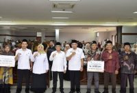 Wabup Pasuruan menyerahkan hibah gedung secara simbolis kepada perwakilan lembaga PAUD dan PNF. (Foto Dok Ho/RadarBangsa.co.id)