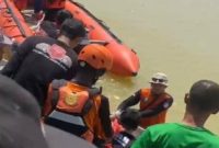 Tim SAR gabungan mengevakuasi korban hilang di Waduk Penguripan. (Foto Dok Ho/RadarBangsa.co.id)