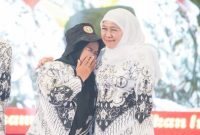 Gubernur Jawa Timur Khofifah Indar Parawansa menghadiri puncak peringatan HUT PGRI ke-80 dan HGN 2025 tingkat Provinsi Jawa Timur di Graha UNESA, Surabaya, Sabtu (13/12). (Foto Dok Ho/RadarBangsa.co.id)