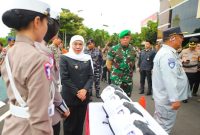 Gubernur Jatim Khofifah Indar Parawansa bersama jajaran TNI-Polri saat Apel Gelar Pasukan Operasi Lilin Semeru 2025 di Mapolda Jawa Timur. Foto Dok Ho/RadarBangsa.co.id