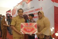 Pemkab Bangkalan menyalurkan Bantuan Modal Usaha DBH-CHT 2025 kepada pelaku IKM binaan Disperinaker. Foto Dok Ho/RadarBangsa.co.id