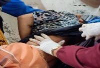 Petugas Polsek Turi bersama warga saat proses evakuasi korban meninggal dunia di saluran irigasi Dusun Galang, Desa Sukoanyar, Lamongan. (Foto Dok Ho/RadarBangsa.co.id)