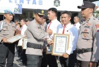 Kapolres Lamongan AKBP Agus Dwi Suryanto menyerahkan piagam penghargaan kepada Kanit Reskrim Polsek Tikung sebagai bentuk apresiasi atas dedikasinya. (Foto Dok Ho/RadarBangsa.co.id) 