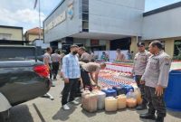 Barang bukti miras hasil Operasi KRYD Polsek Tikung dikirim ke Polres Lamongan, Senin (29/12/2025). (Foto Dok Ho/RadarBangsa.co.id)