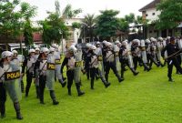 Personel Dalmas Polres Jombang mengikuti latihan pengendalian massa sebagai persiapan pengamanan unjuk rasa. (Foto Dok Ho/RadarBangsa.co.id)
