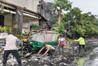 Petugas kepolisian bersama instansi terkait membersihkan reruntuhan  tembok pasca hujan disertai angin kencang di wilayah Lamongan Kota. (Foto Dok Ho/RadarBangsa.co.id)