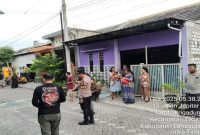 Petugas Polres Lamongan mengamankan lokasi kejadian dan melakukan penyelidikan usai laporan kericuhan di Perumahan Tambora. (Foto Dok Ho/RadarBangsa.co.id)