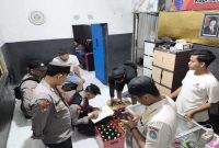 Petugas Sat Samapta Polres Lamongan saat mengamankan barang bukti miras dari razia lima kafe di Sukodadi. (Foto Dok Ho/RadarBangsa.co.id)