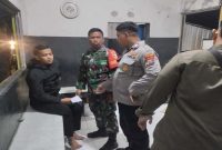 Petugas Polsek Sukodadi menyerahkan surat himbauan penutupan penjualan miras kepada pemilik usaha di wilayah setempat (Foto Dok Ho/RadarBangsa.co.id)