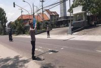 Petugas Polsek Tikung berjaga dan mengatur arus lalu lintas di pintu masuk Masjid Namira, Desa Jotosanur, Kecamatan Tikung (Dok Ho/RadarBangsa.co.id).