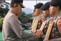 Poto lima personel dicoret oleh Kapolres  Sumedang AKBP Sandityo Mahardika, S.I.K. di upacara PTDH. Foto Dok Ho/RadarBangsa.co.id