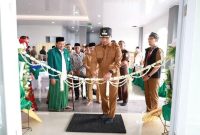 Bupati Bangkalan Lukman Hakim bersama Wakil Bupati Moh. Fauzan Ja’far meresmikan gedung perawatan dan parkir lima lantai RSUD Syamrabu Bangkalan, Selasa (30/12/2025). (Foto Dok Ho/RadarBangsa.co.id)