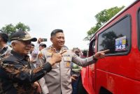 Bupati Malang Drs. H. M. Sanusi, M.M., bersama Kapolres Malang AKBP Danang Setiyo P.S. saat ramp check jeep wisata Bromo di KIR LLAJ Karanglo, Singosari, Kabupaten Malang. (Foto Dok Ho/RadarBangsa.co.id)