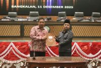 Sekda Bangkalan Ismet Effendi menghadiri Rapat Paripurna DPRD  saat menerima persetujuan Raperda perubahan produk hukum daerah. (Foto Dok Ho/RadarBangsa.co.id)