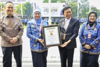 Gubernur Jawa Timur Khofifah Indar Parawansa menerima dua piagam rekor MURI atas pemetaan talenta PNS dan CPNS secara masif di Halaman Gedung Negara Grahadi, Surabaya. (Foto Dok Ho/RadarBangsa.co.id)