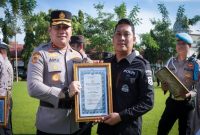 Kapolres Jombang AKBP Ardi Kurniawan memberikan reward kepada 10 subsatker dan 12 PNPP berprestasi sebagai bentuk apresiasi kinerja. Foto Dok Ho/RadarBangsa.co.id