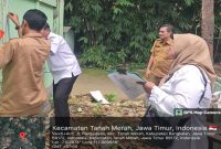 Petugas Dinas PRKP Bangkalan meninjau langsung kondisi rumah warga Desa Pangeleyan yang rusak akibat hujan lebat disertai angin kencang. Foto Dok Ho/RadarBangsa.co.id