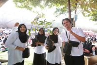 PPPK Paruh Waktu Banyuwangi mengumpulkan ribuan bibit pohon sebagai bentuk syukur dan dukungan reboisasi daerah. Foto Dok Ho/RadarBangsa.co.id