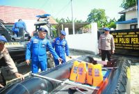 Personel Sat Polairud Lamongan memeriksa kesiapan peralatan SAR di Mako Brondong. (Foto Dok Ho/RadarBangsa.co.id)