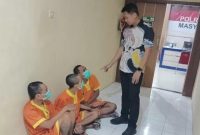 Kanit 1 Pidum Satreskrim Polres Lamongan Iptu Sunandar menanyai tiga tersangka kasus curanmor, salah satunya diketahui berprofesi sebagai ojek online. Foto Dok Ho/RadarBangsa.co.id 