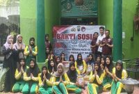 Satresnarkoba Polres Lamongan membagikan paket bantuan kepada warga yang membutuhkan. (Foto Dok Ho/RadarBangsa.co.id)