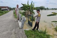 Petugas Polsek Tikung dan Pol PP melakukan monitoring genangan air di wilayah Kecamatan Tikung setelah hujan deras merendam lahan pertanian. Foto Dok Ho/RadarBangsa.co.id