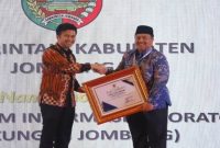 Bupati Jombang Warsubi menerima penghargaan SI-LAJANG pada KOVABLIK 2025 di Surabaya. (Foto Dok Ho/RadarBangsa.co.id)