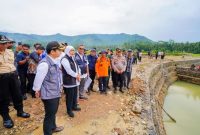 Gubernur Jawa Timur Khofifah Indar Parawansa meninjau progres pembangunan tanggul bronjong Sungai Gedangan di Trenggalek. (Foto Dok Ho/RadarBangsa.co.id)