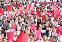 Bupati Banyuwangi Ipuk Fiestiandani menyerahkan SK PPPK Paruh Waktu kepada ribuan tenaga honorer di GOR Tawangalun, Banyuwangi. (Foto Dok Ho/RadarBangsa.co.id)