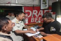 Petugas Satpol PP Lamongan melakukan razia miras di salah satu kafe.(Foto Dok Ho/RadarBangsa.co.id).