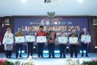 Momen penyerahan penghargaan Lamongan Award 2025 yang menyoroti inovasi digital. (Foto Dok Ho/RadarBangsa.co.id)