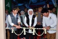 Gubernur Jawa Timur Khofifah Indar Parawansa saat meresmikan Huntara Kinasih Indah Persada di Trenggalek. (Foto Dok Ho/RadarBangsa.co.id)