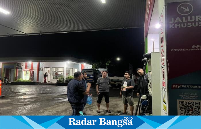 Petugas kepolisian melakukan pengecekan sampel BBM Pertalite di SPBU 54.622.05 Banaran, Babat, Lamongan. Foto Dok Ho/RadarBangsa.co.id