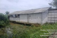 Bangunan liar di bantaran sungai Desa Taman Prijek menuai protes warga karena dinilai melanggar aturan dan mengancam kelancaran aliran air. (Foto Dok Ho/RadarBangsa.co.id)