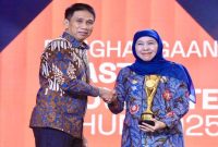 Gubernur Jawa Timur Khofifah Indar Parawansa menerima penghargaan IGA 2025 dari Kemendagri. (Foto Dok Ho/RadarBangsa.co.id)