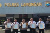 Kapolres Lamongan memberikan penghargaan kepada Kapolsek Tikung dan tim atas keberhasilan mengungkap pencurian 1,1 ton beras. (Foto Dok Ho/RadarBangsa.co.id)
