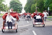Bupati Banyuwangi Ipuk Fiestiandani mencoba becak listrik usai penyerahan bantuan di Pendopo Sabha Swagata Blambangan, Sabtu (24/1/2026). (Foto Dok Ho/Nul-RadarBangsa.co.id)