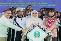 Gubernur Jawa Timur Khofifah Indar Parawansa meresmikan hasil rehabilitasi dan revitalisasi 26 SMA/SMK/SLB di Kediri, Minggu (25/1). (Foto Dok Ho/Nul-RadarBangsa.co.id)
