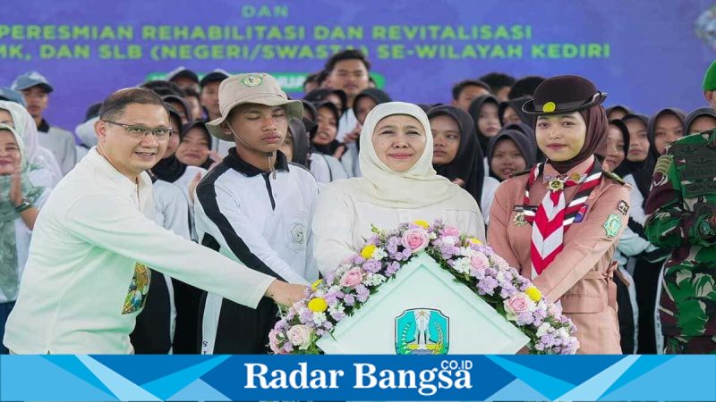 Gubernur Jawa Timur Khofifah Indar Parawansa meresmikan hasil rehabilitasi dan revitalisasi 26 SMA/SMK/SLB di Kediri, Minggu (25/1). (Foto Dok Ho/Nul-RadarBangsa.co.id)